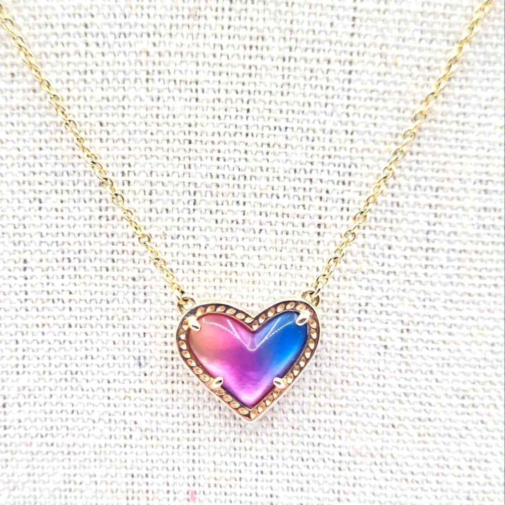 KENDRA SCOTT Ari Pendant Necklace in Watercolor Illusion Gold Plated - Picture 3 of 8